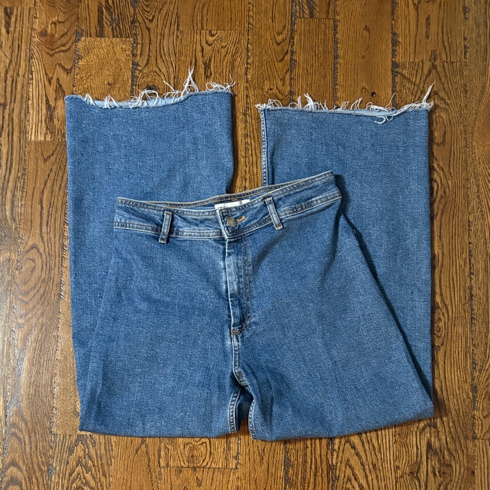 ZARA medium Blue high waisted, wide leg denim jeans. Size 10.